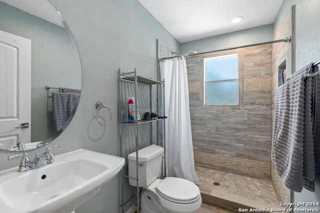 12501 PARK ROAD 37 Lakehills, TX 78063