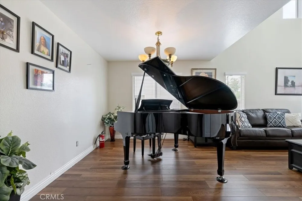 16220 Via Ultimo Moreno Valley, CA 92551