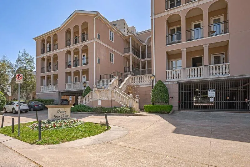 58 Briar Hollow Lane #303 Houston, TX 77027