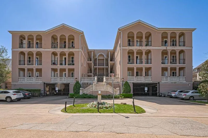 58 Briar Hollow Lane #303 Houston, TX 77027