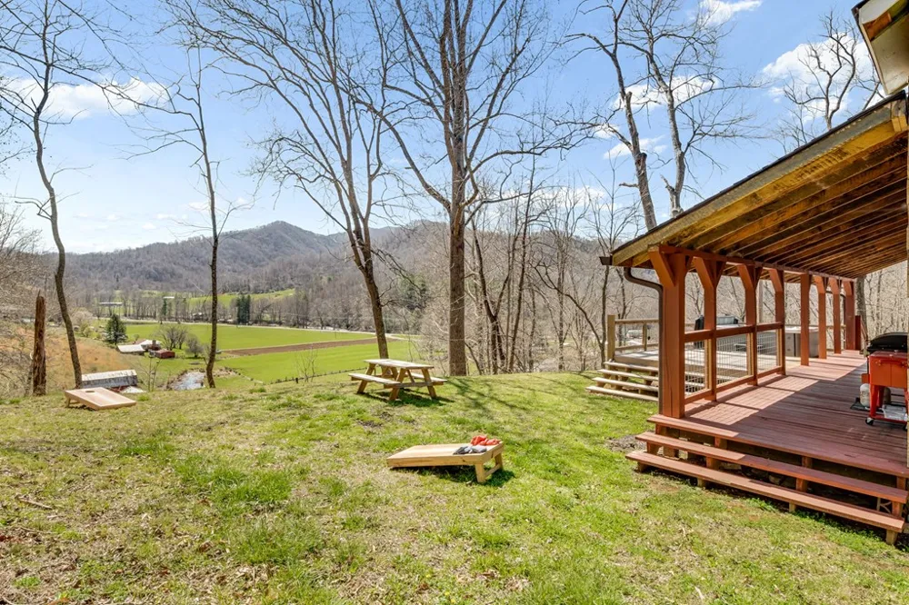 Johns Creek Rd Canton, NC 28716