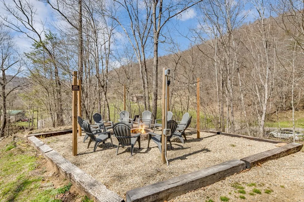 Johns Creek Rd Canton, NC 28716