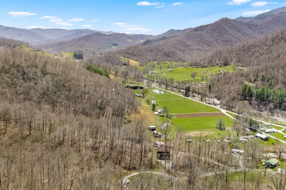 Johns Creek Rd Canton, NC 28716
