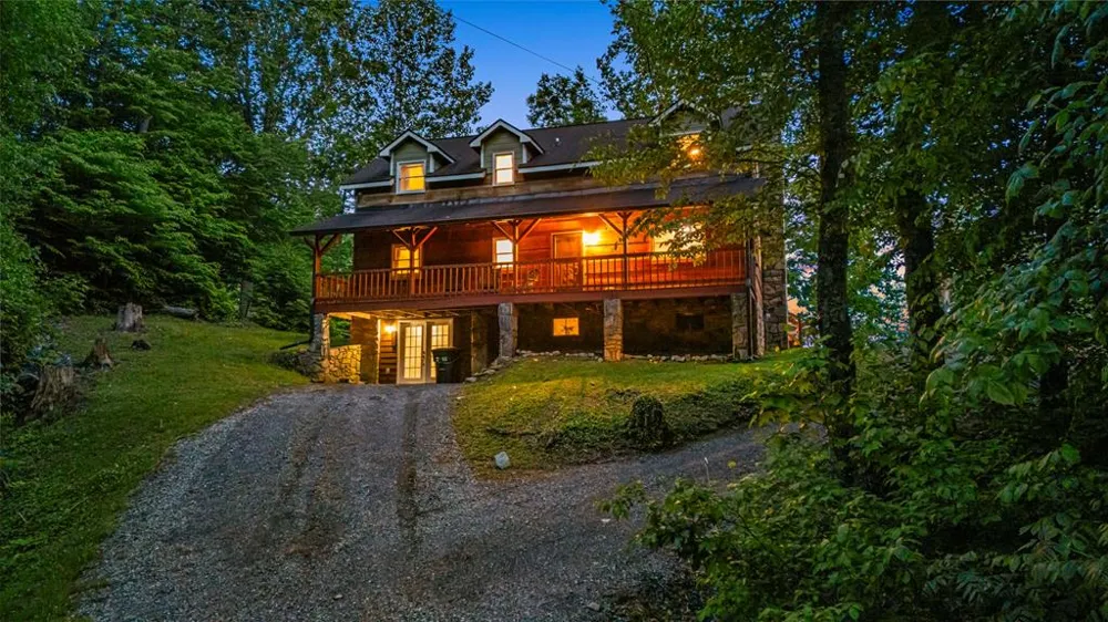 Johns Creek Rd Canton, NC 28716