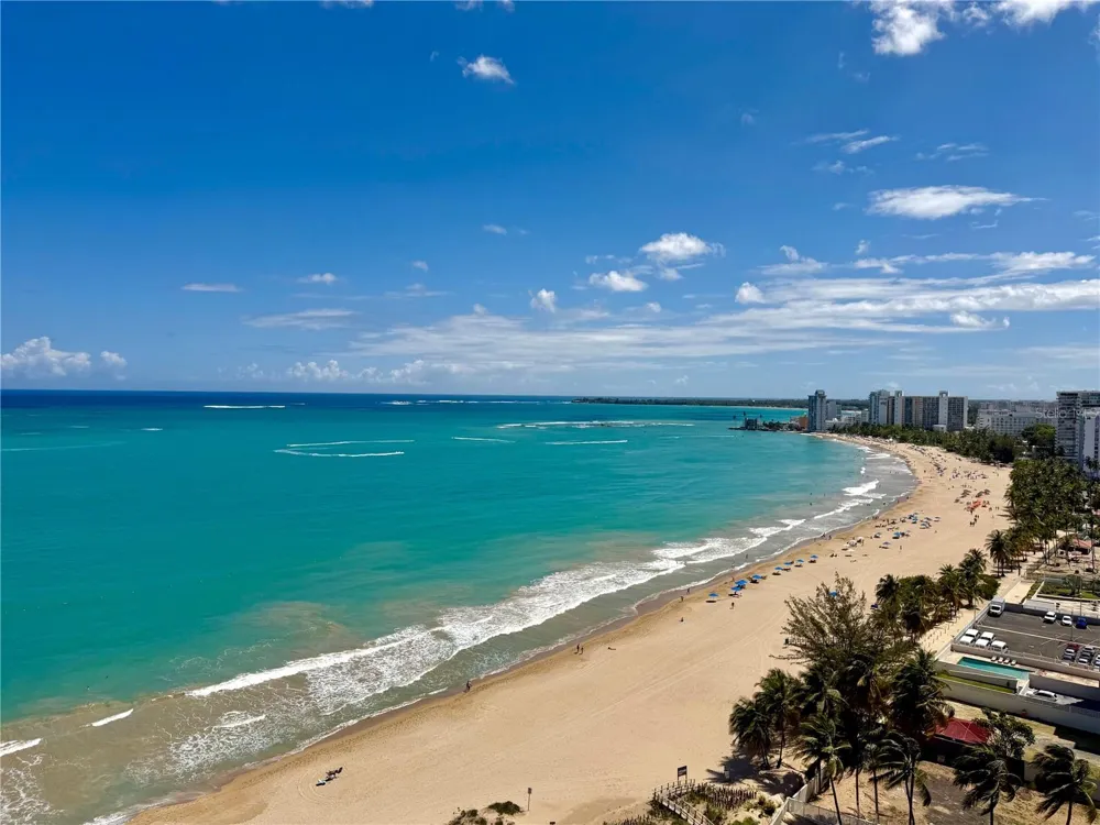 Villas del Mar Este PH AV. ISLA VERDE #H Carolina, PR 00979