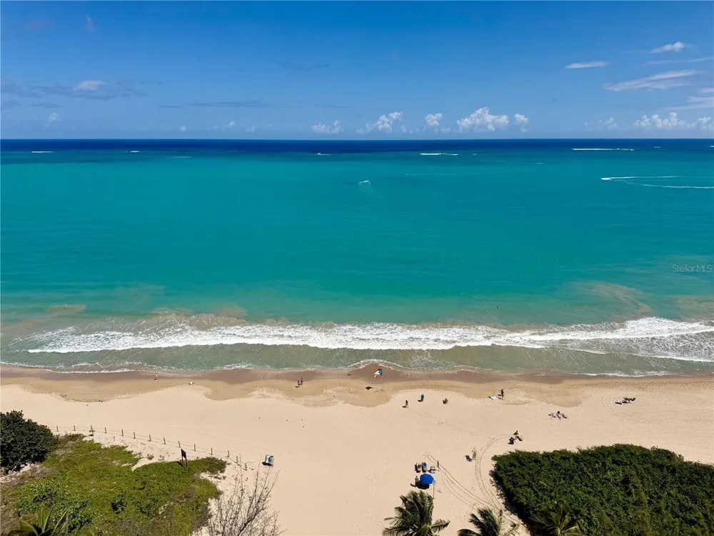 Villas del Mar Este PH AV. ISLA VERDE #H Carolina, PR 00979
