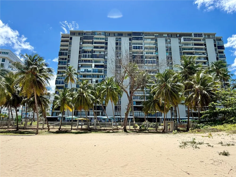 Villas del Mar Este PH AV. ISLA VERDE #H Carolina, PR 00979