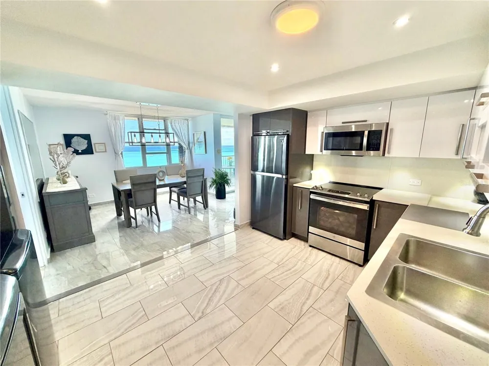 Villas del Mar Este PH AV. ISLA VERDE #H Carolina, PR 00979