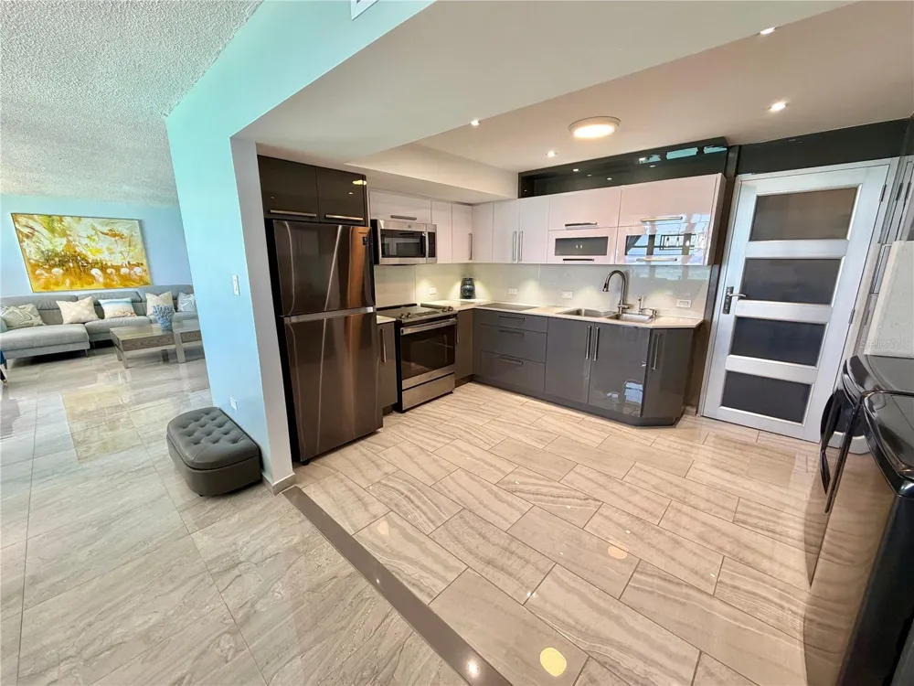 Villas del Mar Este PH AV. ISLA VERDE #H Carolina, PR 00979