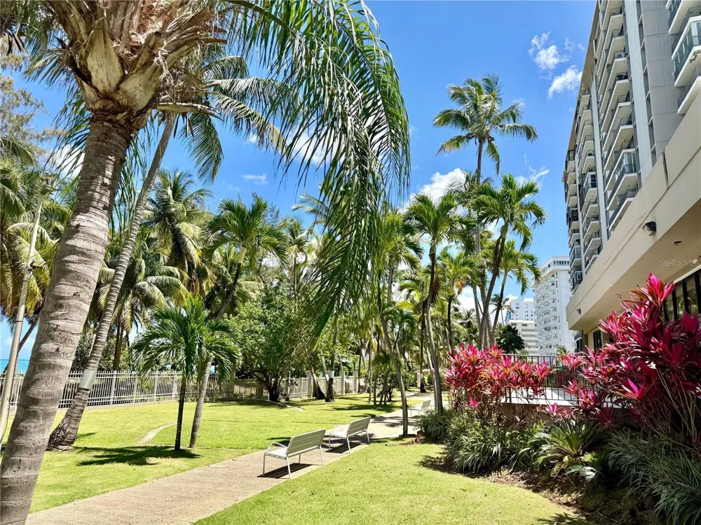 Villas del Mar Este PH AV. ISLA VERDE #H Carolina, PR 00979