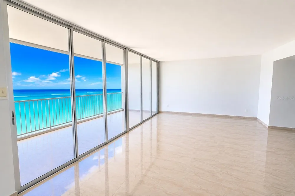Villas del Mar Este PH AV. ISLA VERDE #H Carolina, PR 00979