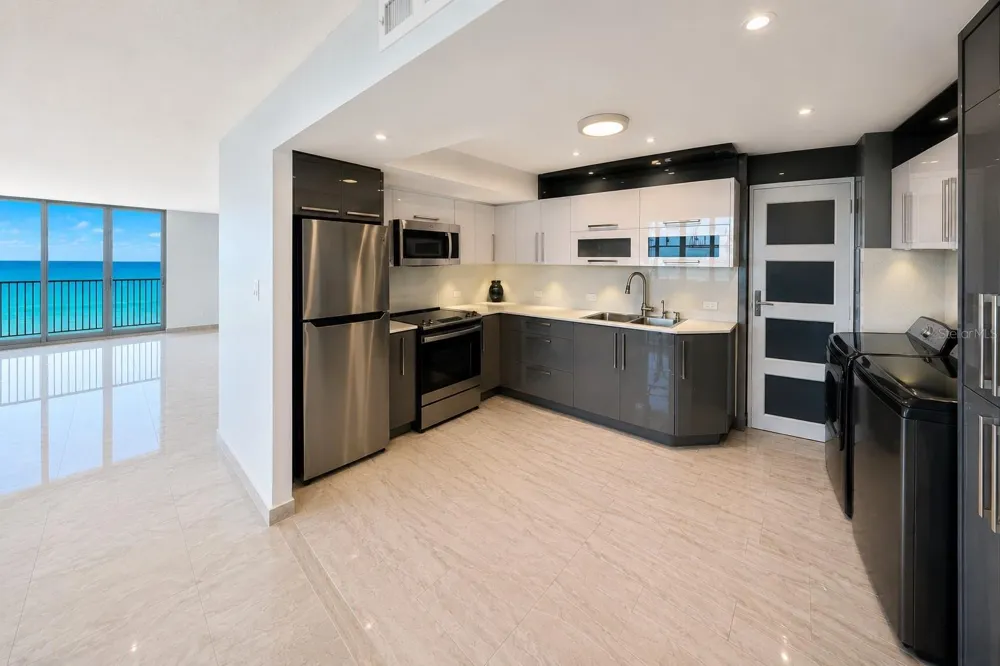Villas del Mar Este PH AV. ISLA VERDE #H Carolina, PR 00979
