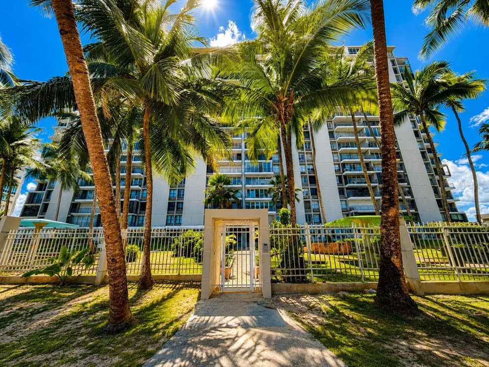 Villas del Mar Este PH AV. ISLA VERDE #H Carolina, PR 00979