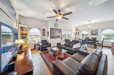 9008 Collins Ave #402