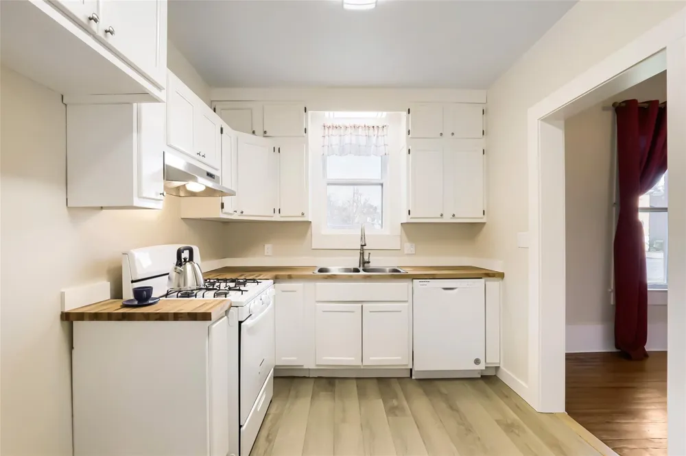 208 Avenue B Elgin, TX 78621