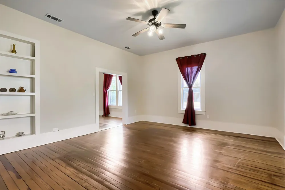 208 Avenue B Elgin, TX 78621