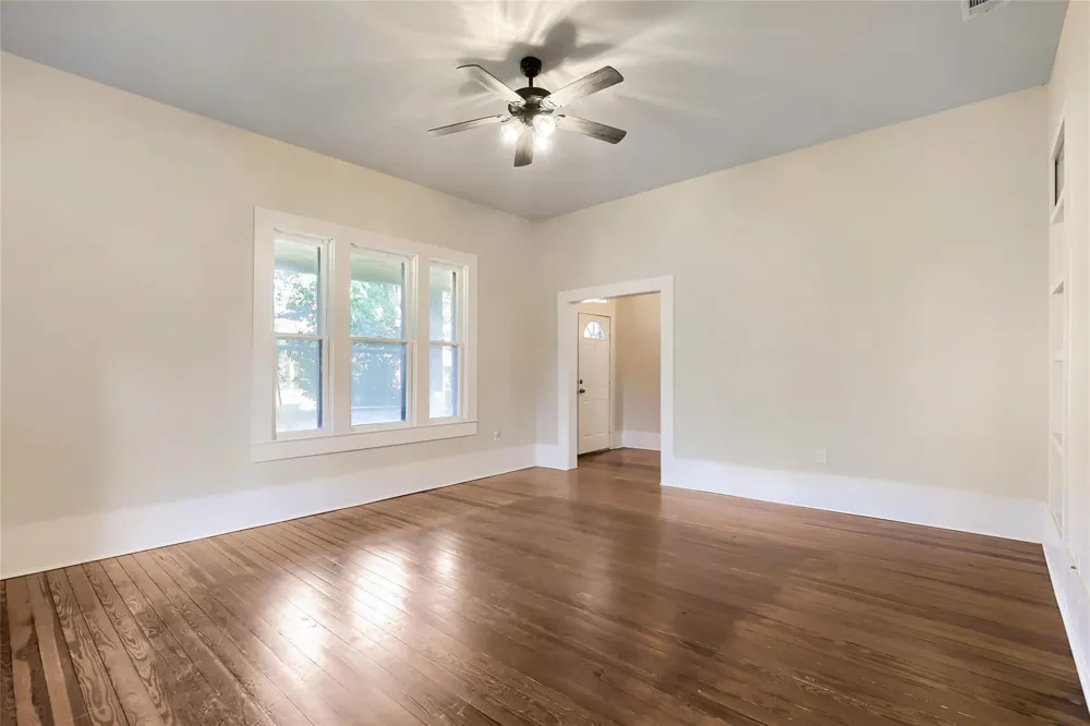 208 Avenue B Elgin, TX 78621