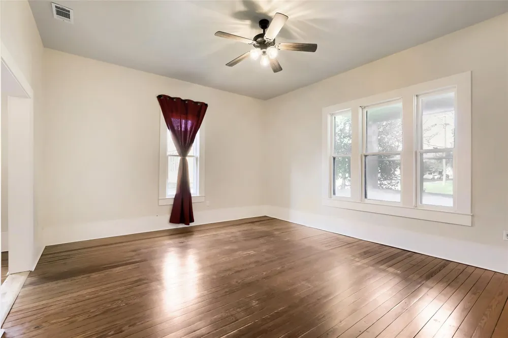 208 Avenue B Elgin, TX 78621