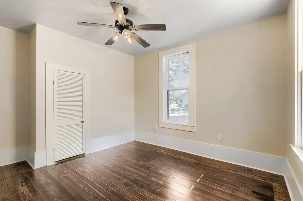 208 Avenue B Elgin, TX 78621