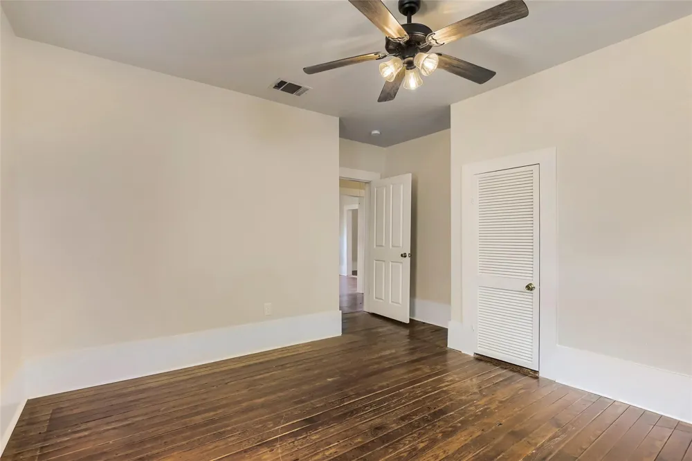 208 Avenue B Elgin, TX 78621