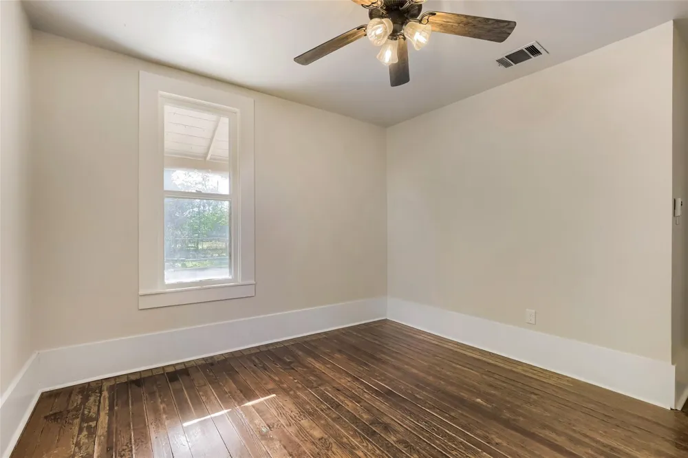 208 Avenue B Elgin, TX 78621