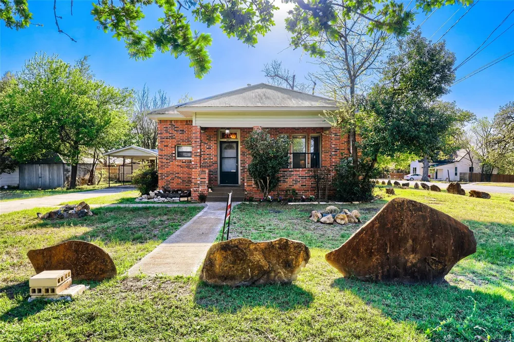 208 Avenue B Elgin, TX 78621