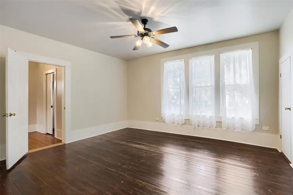 208 Avenue B Elgin, TX 78621