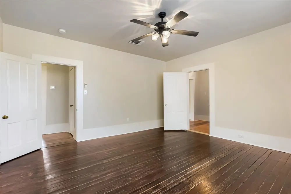 208 Avenue B Elgin, TX 78621