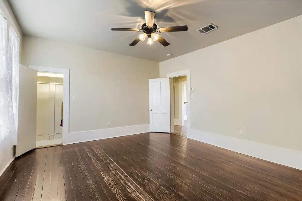 208 Avenue B Elgin, TX 78621