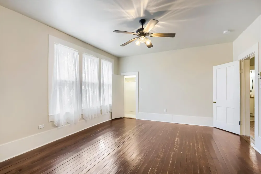 208 Avenue B Elgin, TX 78621