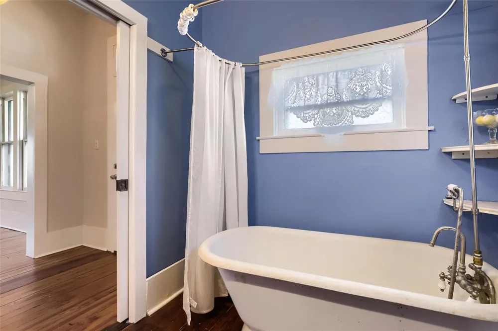 208 Avenue B Elgin, TX 78621