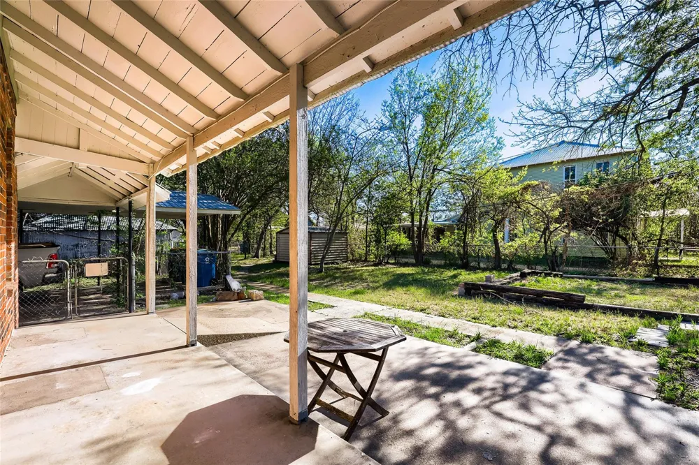 208 Avenue B Elgin, TX 78621