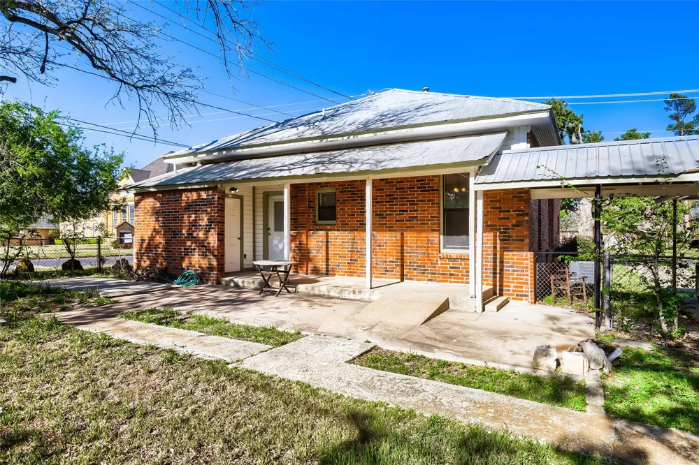 208 Avenue B Elgin, TX 78621