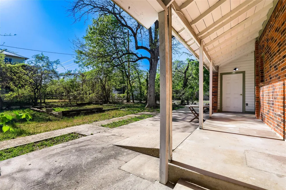 208 Avenue B Elgin, TX 78621