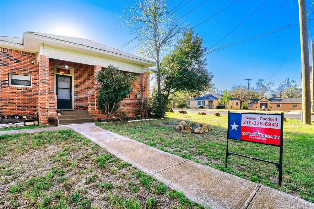 208 Avenue B Elgin, TX 78621
