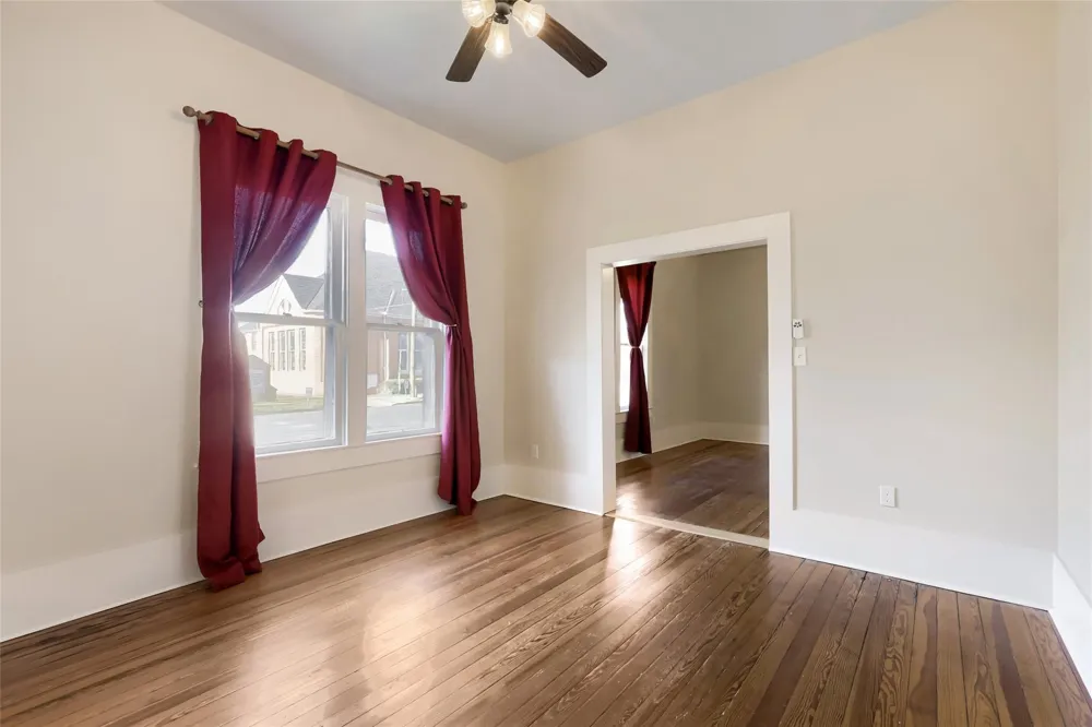 208 Avenue B Elgin, TX 78621