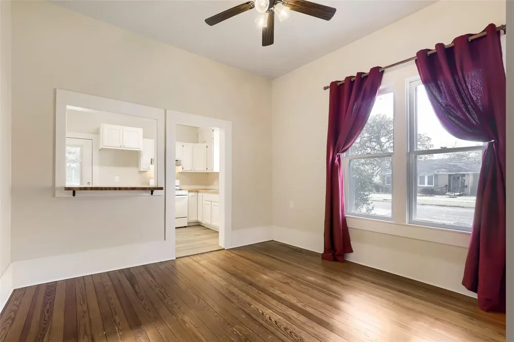 208 Avenue B Elgin, TX 78621