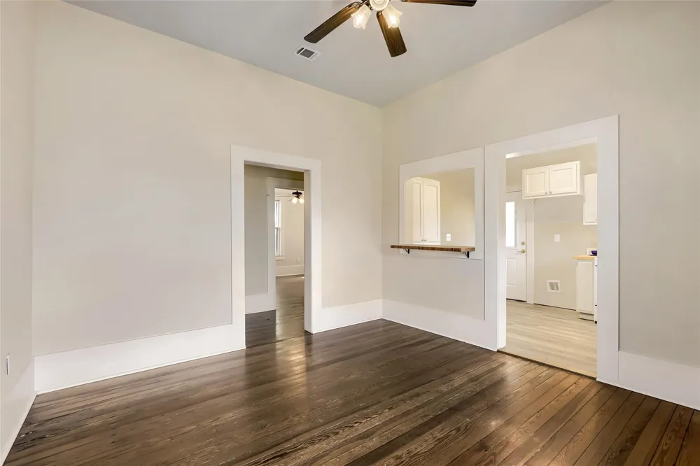208 Avenue B Elgin, TX 78621