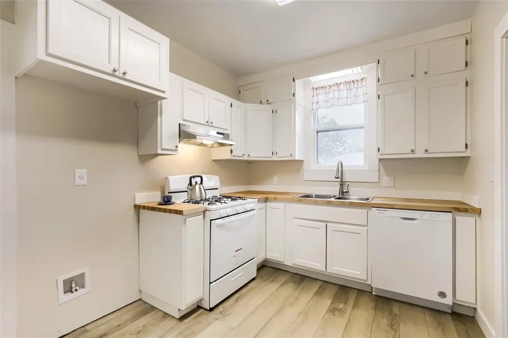 208 Avenue B Elgin, TX 78621