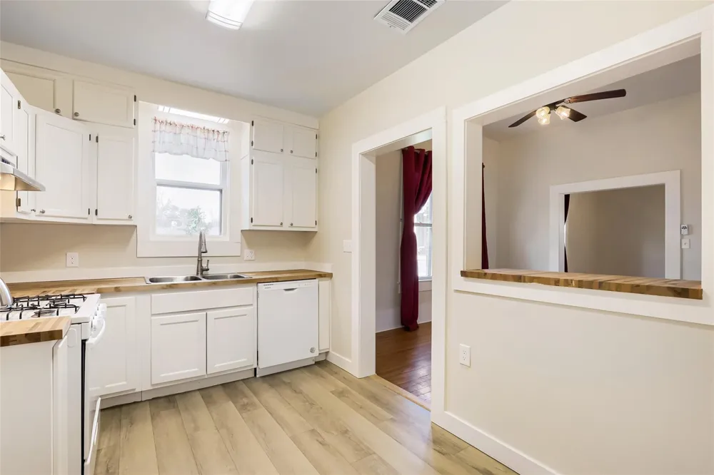 208 Avenue B Elgin, TX 78621
