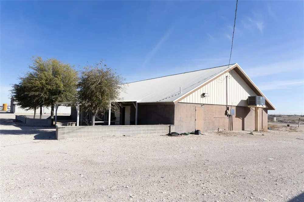 600 NE Avenue Kermit, TX 79745