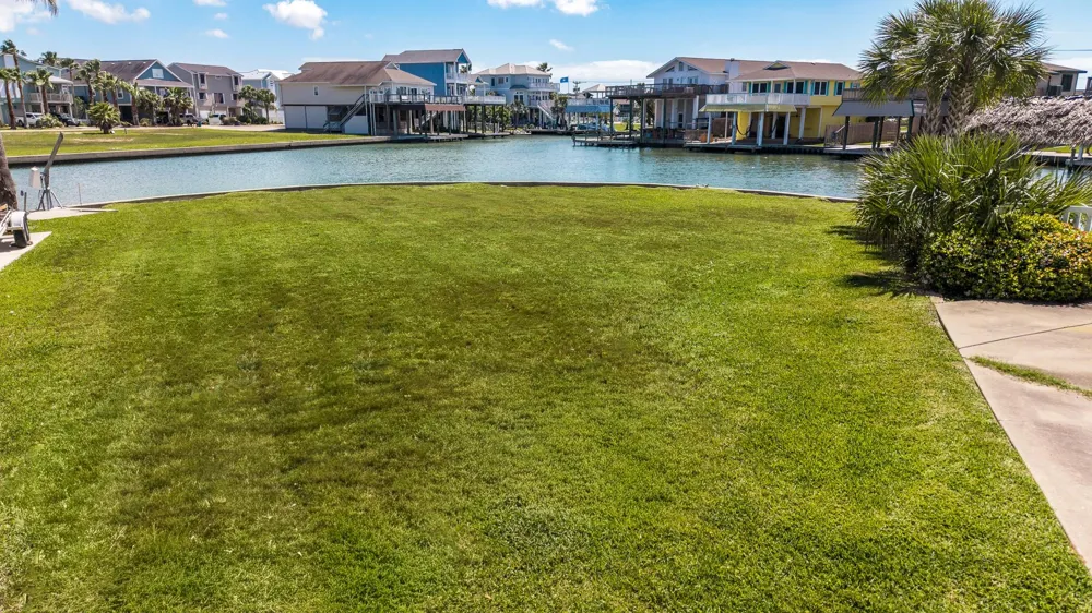 547 Sunset Circle Tiki Island, TX 77554