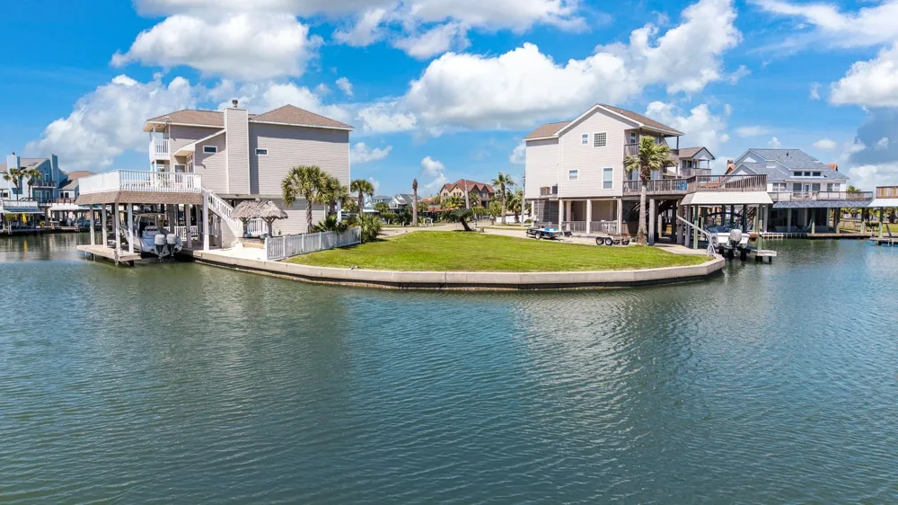 547 Sunset Circle Tiki Island, TX 77554