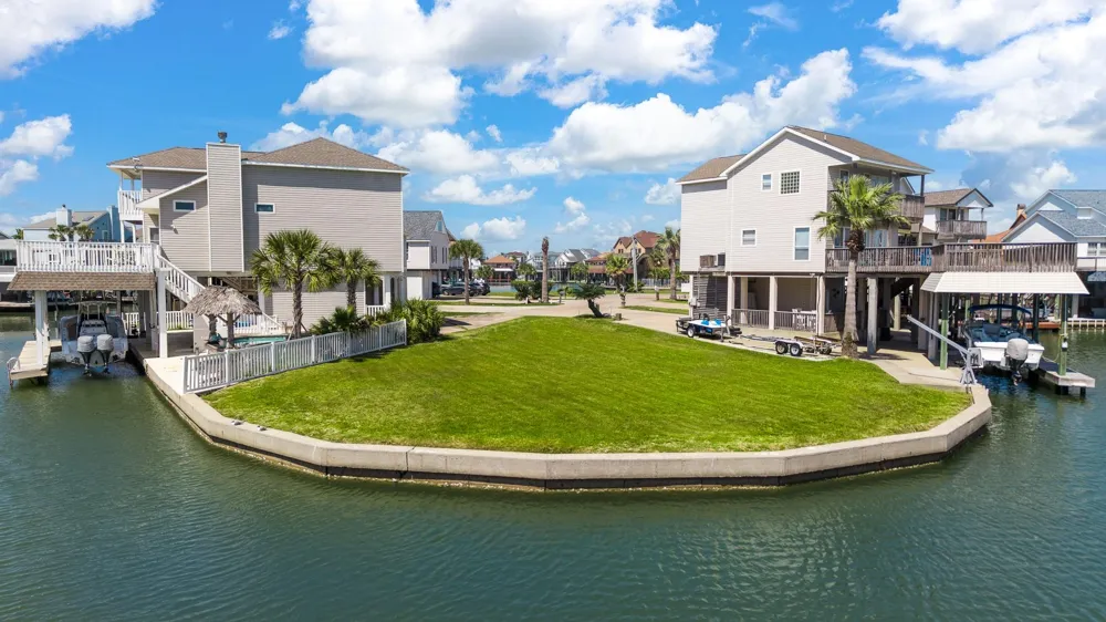 547 Sunset Circle Tiki Island, TX 77554