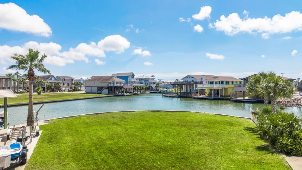 547 Sunset Circle Tiki Island, TX 77554
