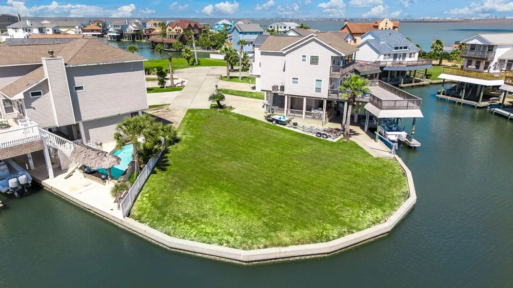 547 Sunset Circle Tiki Island, TX 77554