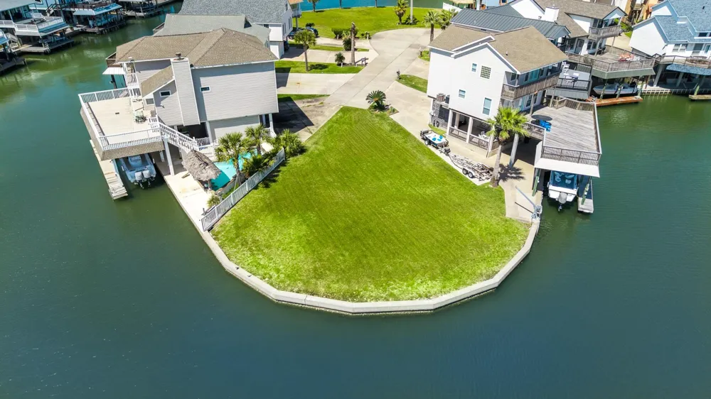 547 Sunset Circle Tiki Island, TX 77554