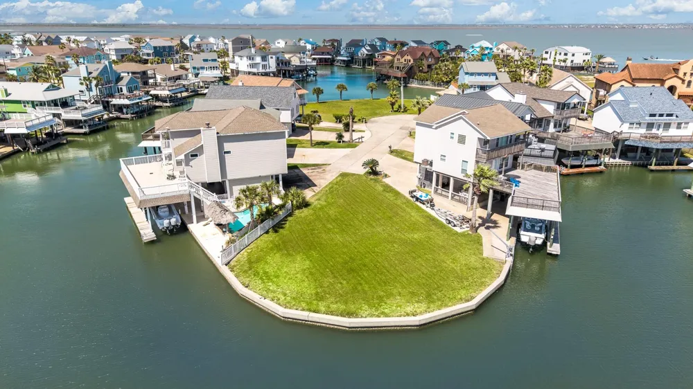 547 Sunset Circle Tiki Island, TX 77554