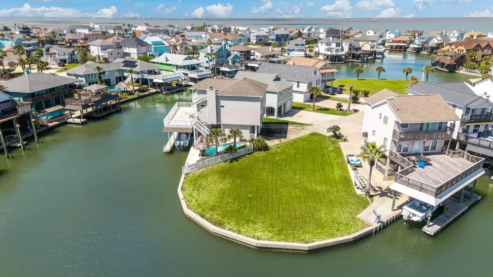 547 Sunset Circle Tiki Island, TX 77554
