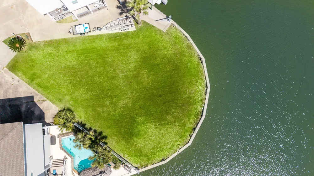 547 Sunset Circle Tiki Island, TX 77554